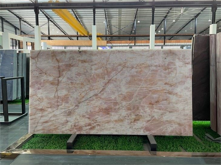 Розовый кристаллический кварцит