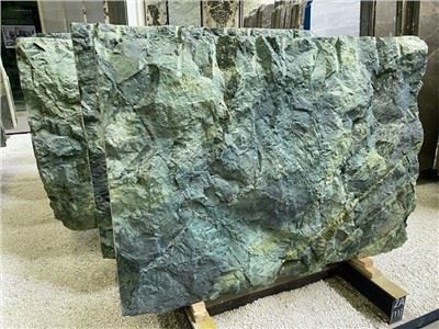 Украшение из зеленых мраморных плит Dreaming Peacock