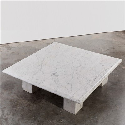 Обеденный стол с белой мраморной столешницей из Каррары