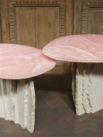 Приставной столик из розового оникса и бежевого травертина