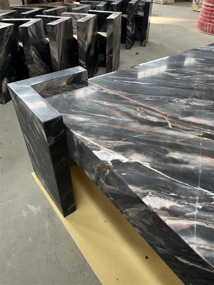 Confusion Dark marble table