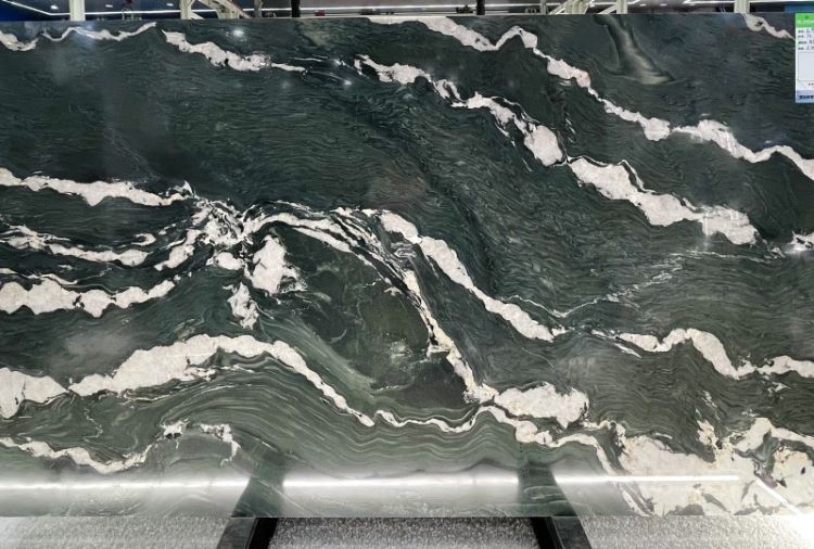 Темно-зеленый кварцит