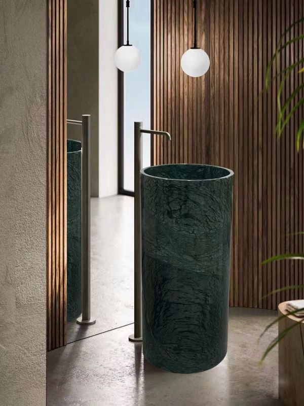 Зеленая мраморная раковина на пьедестале