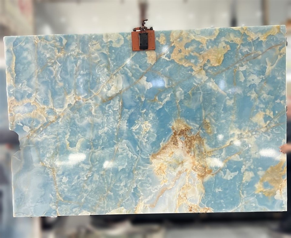 Светло-голубая мраморная плита из оникса