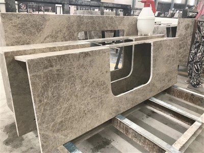 Серая мраморная столешница