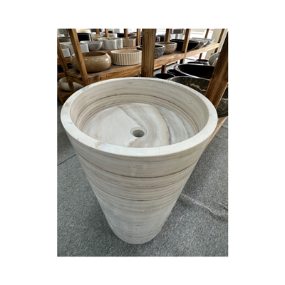 Отдельно стоящая раковина в ванной комнате отеля