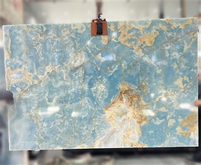 Светло-голубая мраморная плита из оникса