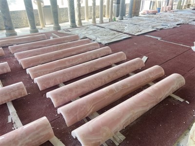 Изогнутая колонна из натурального розового оникса