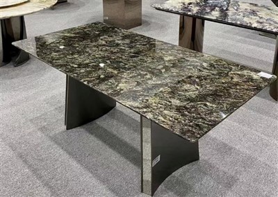 Платиновый гранитный обеденный стол