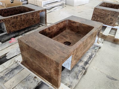 Прямоугольная коричневая мраморная раковина