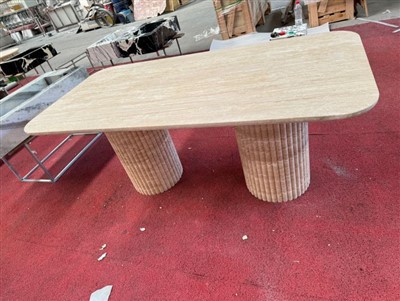 Обеденный стол из травертина